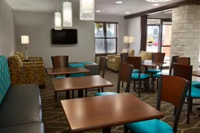 Days Inn & Suites by Wyndham Kinder - Image 3