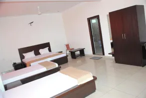 Saket Hotel And Restaurant - Image 5