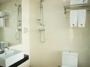 RUNJIA FASHION HOTEL - Image 5