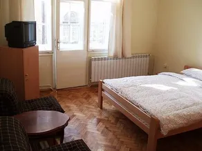 Crossroad Rooms & Apartments - Image 2