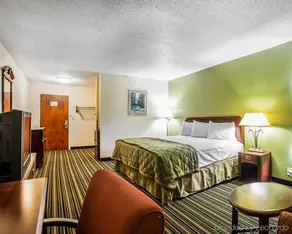 Super 8 Claremont East Hickory - Image 3