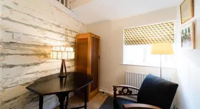 Bird Sisters Cottage with Free Parking - Image 3
