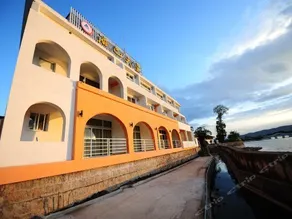 House & White Lakeside Lodge - Image 2