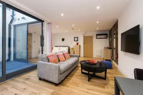 Crashpads Shoreditch Loft with Private Courtyard - Image 5