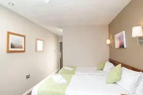 Red Lion Hotel - Image 3