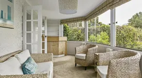 Summery spacious 4 bed home in Kurraba Point - Image 2