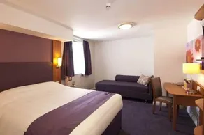 Premier Inn Luton South St Albans - Image 4