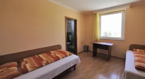 Var-nak Motel - Image 4
