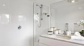 Summery spacious 4 bed home in Kurraba Point - Image 4