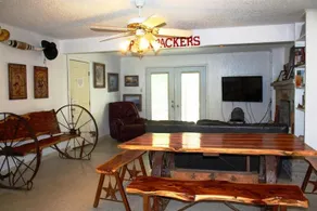 The Wild Wild West Dallas Irving Backpackers GuestHouse - Image 4