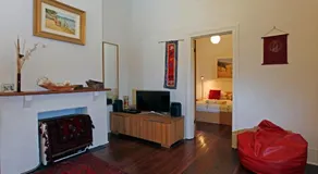 Art on Attfield - cute heritage 1 bedroom stone cottage - Image 2