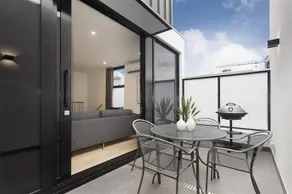 Luxurious Townhouse in Perfect Location - Image 3