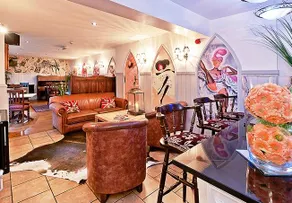 Henri's Bar Brasserie and Rooms - Image 5