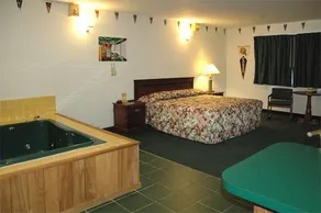 Zellar's Village Inn - Image 5