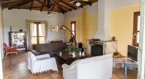 Villa with private garden - Image 2