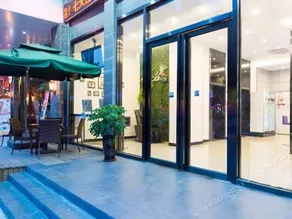 Younger Hotel - Image 4