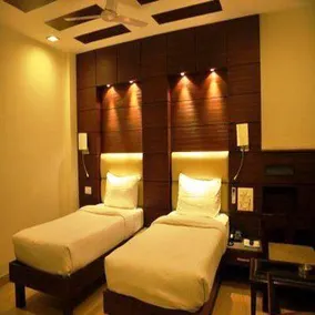 FabHotel Tryfena East of Kailash - Image 2