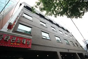 October Hotel - Image 4