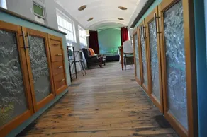 Rusty Hollow Railway Carriage - Image 3