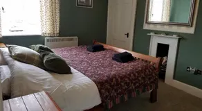 JJ's "Gin Palace" luxury riverside town house - Image 3