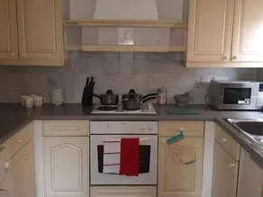 Cosy Central Apartment with Parking - Image 4