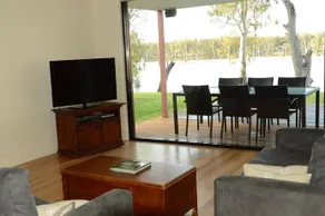 ARRIVA HOLIDAY HOUSE - BUNDALONG - Image 3