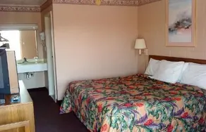 Red Carpet Inn Dix - Image 4