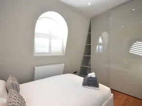 Uber Emperors Gate Townhouse - Image 3