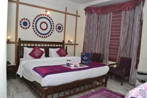 OYO Premium Ganges Marine Drive - Image 5