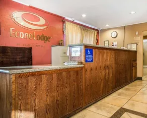 Econo Lodge - Image 5
