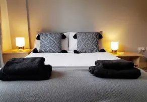 Stylish Park Central City Apartment - Image 1