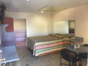 Foxy's Motor inn on Florence & Hoover St - Image 5