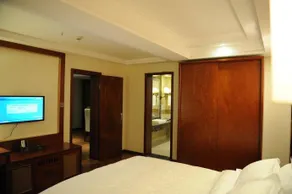 Shangrila Sanglong Hotel - Image 4