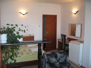 Paradise Hotel - Image 5