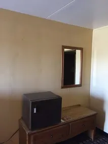 Budget Inn - Image 4