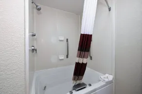 Red Roof Inn Ames - Image 4