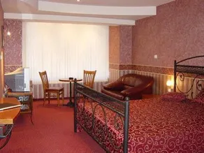 Central Hotel - Image 2