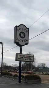 Super 10 Motel - Image 2