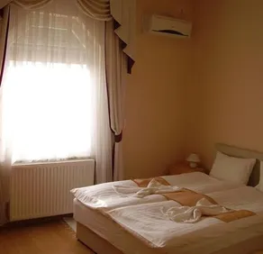Alexandra Panzió - Image 2