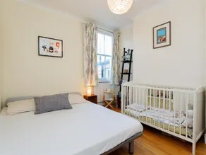 Veeve FrenchStyle 3 Bed Home Townmead Road Fulham - Image 2