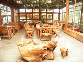 Red Manor - Image 5