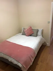 BIG ROOM rusholme WITH TV AND PRIVATE BATHROOM-parking&wifi - Image 2