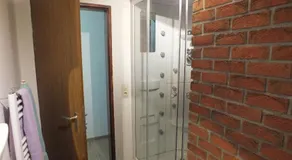 Für Alleinreisende- Single Room- Rustikales freistehendes Mini Holzfass zum Schlafen, mit angrenzendem Badezimmer! - Image 2
