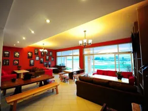 House & White Lakeside Lodge - Image 3