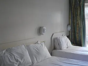 Quinns Hotel - Image 3