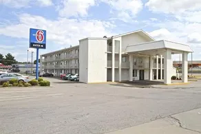 Relax Inn Topeka - Image 2