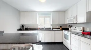 Quaint Home W/ Large Backyard Outdoor Shower & Private Grill Near Katama Bay - Image 4