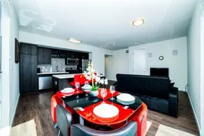 Downtown Plaza Apartment - Image 5