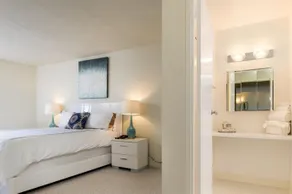 Global Luxury Suites at Jackson Street - Image 5