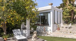 Pool House - Image 4